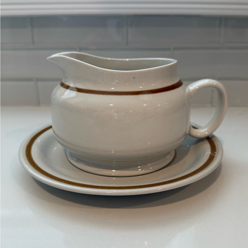Mountain Wood Stoneware Vanilla Spice Gravy Boat w/matching underplate